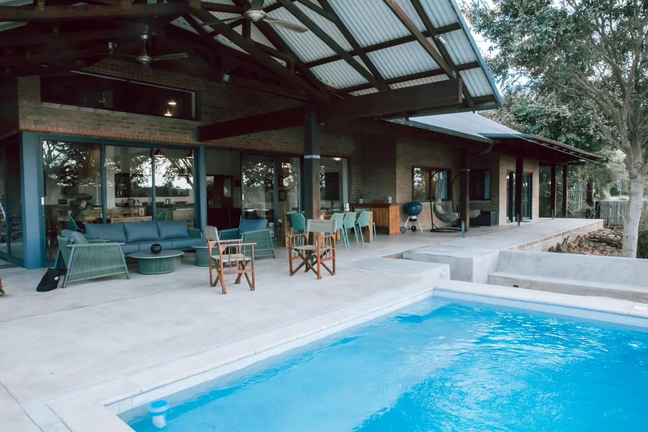 Jamarc River Lodge - lodge frontage and pool