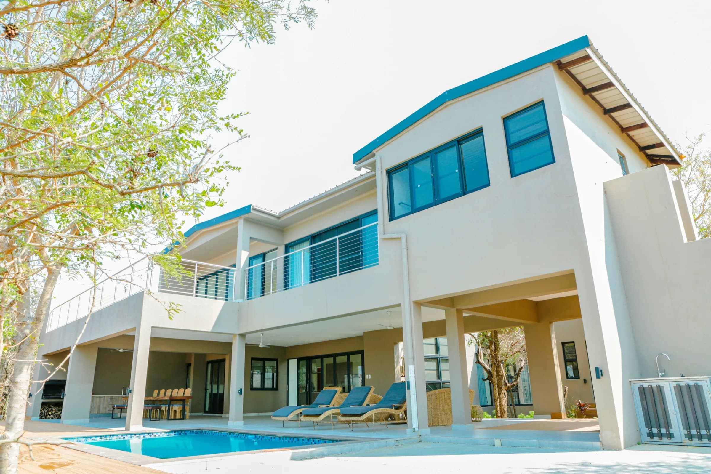 THO-64 Mjejane — lodge exterior and swimming pool